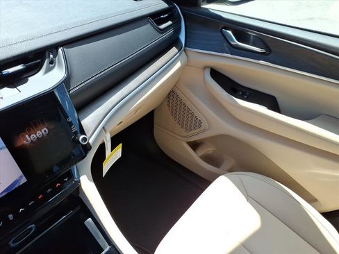 New 2026 Jeep Grand Cherokee Limited AWD/4WD image 34