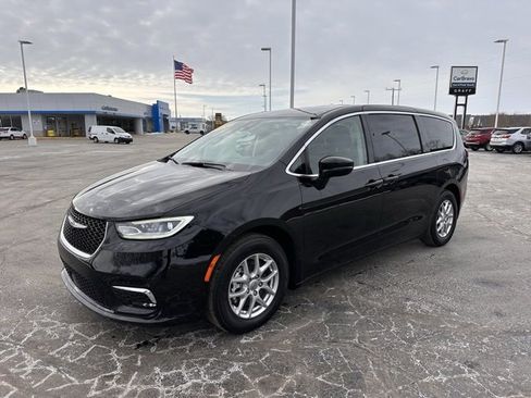 Used 2024 Chrysler Pacifica Touring-L image 1