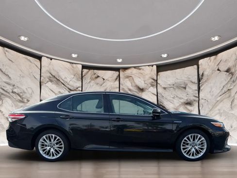 Used 2018 Toyota Camry XLE FWD image 4