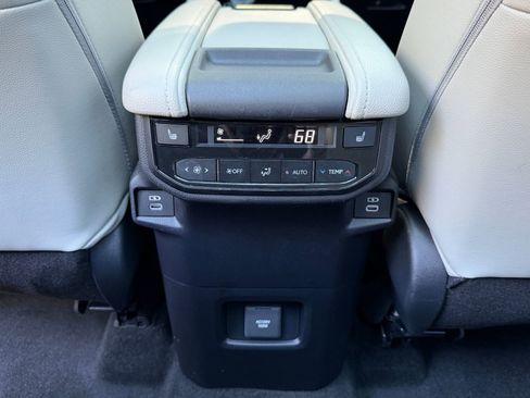 Used 2024 Toyota Grand Highlander AWD image 16