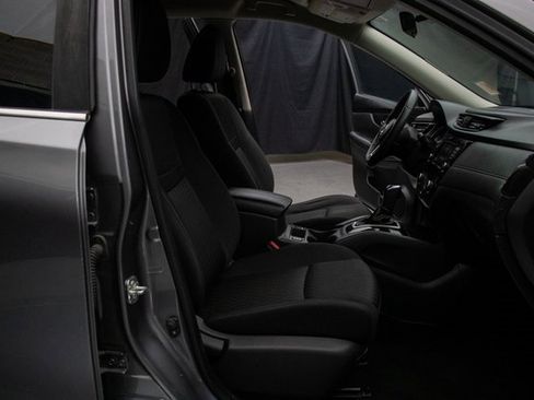 Used 2019 Nissan Rogue SV image 16