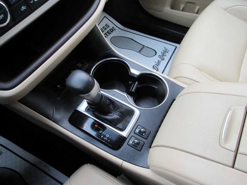 Used 2018 Toyota Highlander XLE image 17