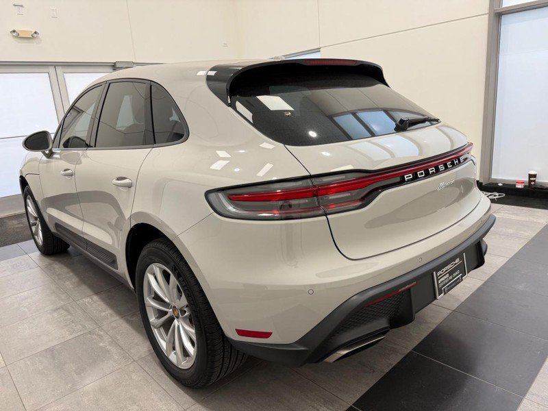 Certified 2025 Porsche Macan AWD/4WD image 3