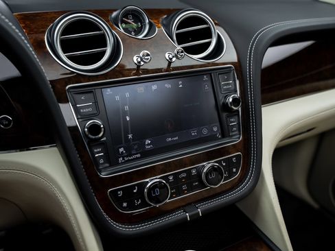 Used 2018 Bentley Bentayga AWD/4WD image 46