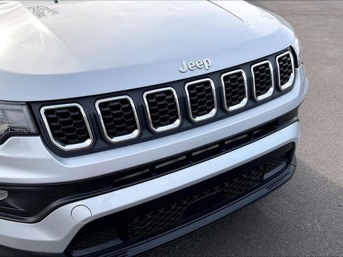 Used 2024 Jeep Compass Latitude image 33