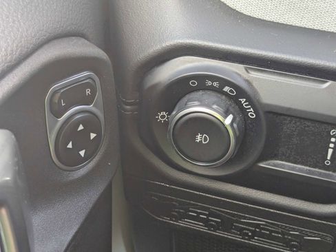 Used 2025 Jeep Wrangler Unlimited Sahara AWD/4WD image 35