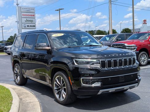 Used 2025 Jeep Wagoneer Series III w/ Premium Group I AWD/4WD image 3