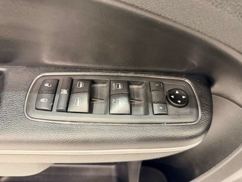 Used 2020 Chrysler 300 Limited AWD/4WD image 17