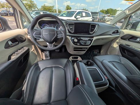 Used 2023 Chrysler Pacifica Touring-L FWD image 12