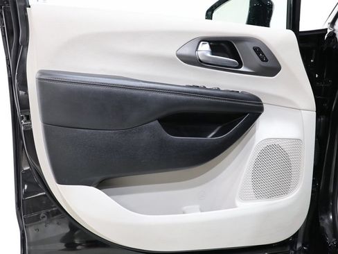 Used 2024 Chrysler Pacifica Touring-L FWD image 18