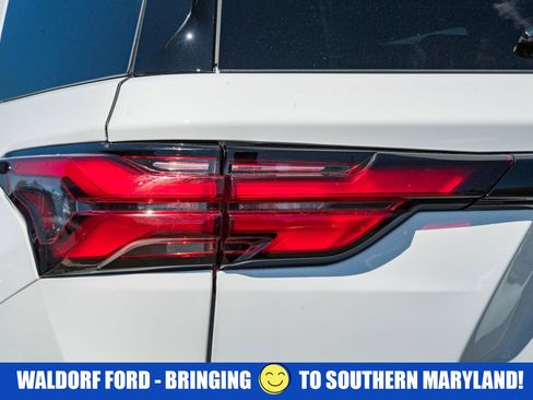 Used 2023 Chevrolet Traverse LT w/ LT Premium Package AWD/4WD image 7