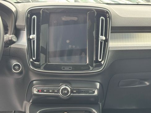 Used 2024 Volvo XC40 B5 Core AWD/4WD image 17