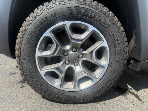 Used 2022 Jeep Cherokee Trailhawk w/ Premium Leather Package AWD/4WD image 10