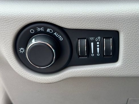Used 2023 Chrysler Voyager LX FWD image 30