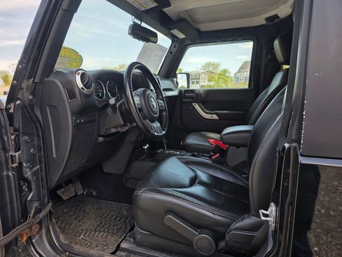 Used 2017 Jeep Wrangler Rubicon w/ Power Convenience Group AWD/4WD image 10