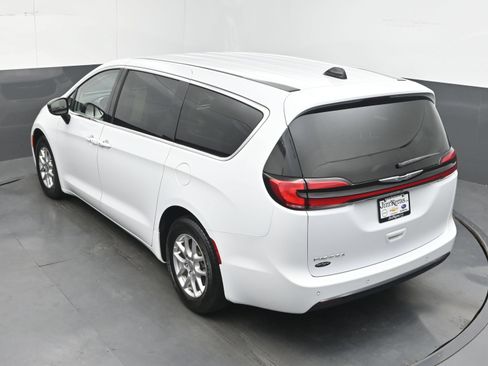 Used 2024 Chrysler Pacifica Touring-L FWD image 31
