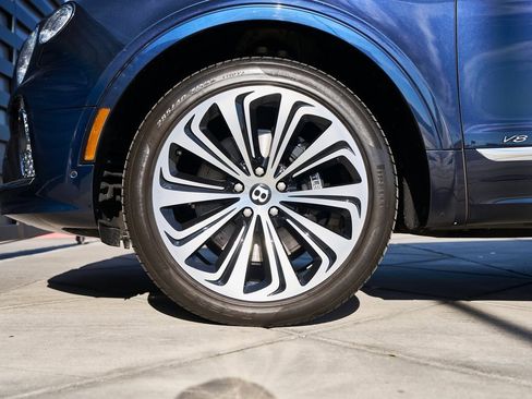 Used 2021 Bentley Bentayga image 3