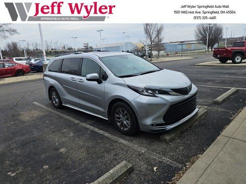 Used 2021 Toyota Sienna XLE w/ XLE Plus Package image 1