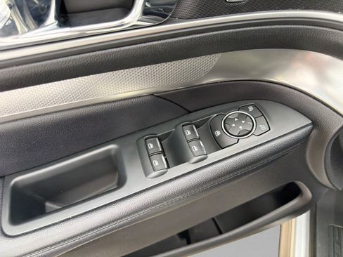 Used 2018 Ford Explorer XLT FWD image 16