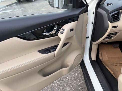Used 2018 Nissan Rogue SL w/ Premium Package image 18