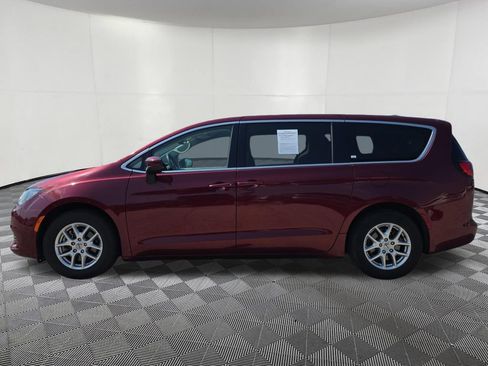 Used 2023 Chrysler Voyager LX FWD image 5