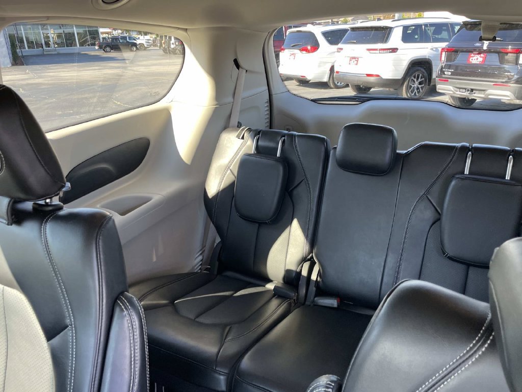 Used 2024 Chrysler Pacifica Touring-L FWD image 26