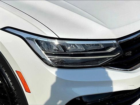 Used 2022 Volkswagen Tiguan SE R-Line image 32