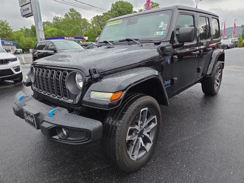 Certified 2024 Jeep Wrangler Unlimited w/ Convenience Group AWD/4WD image 8