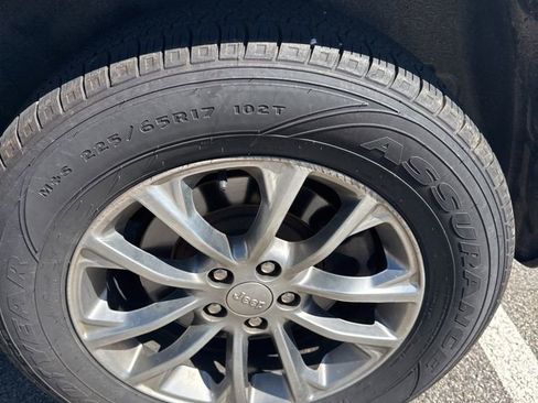 Used 2019 Jeep Cherokee Latitude Plus image 12