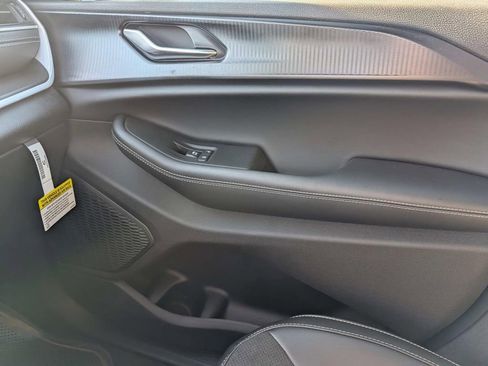 New 2025 Jeep Grand Cherokee Altitude image 28