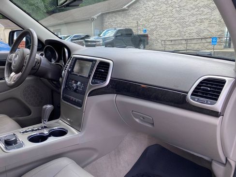 Used 2013 Jeep Grand Cherokee Laredo AWD/4WD image 17