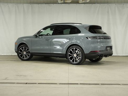 Certified 2025 Porsche Cayenne image 3