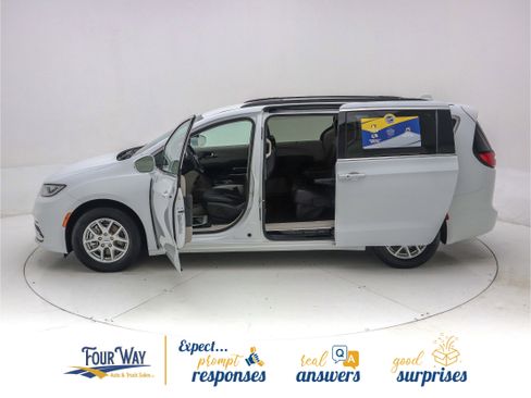 Used 2022 Chrysler Pacifica Touring-L image 8