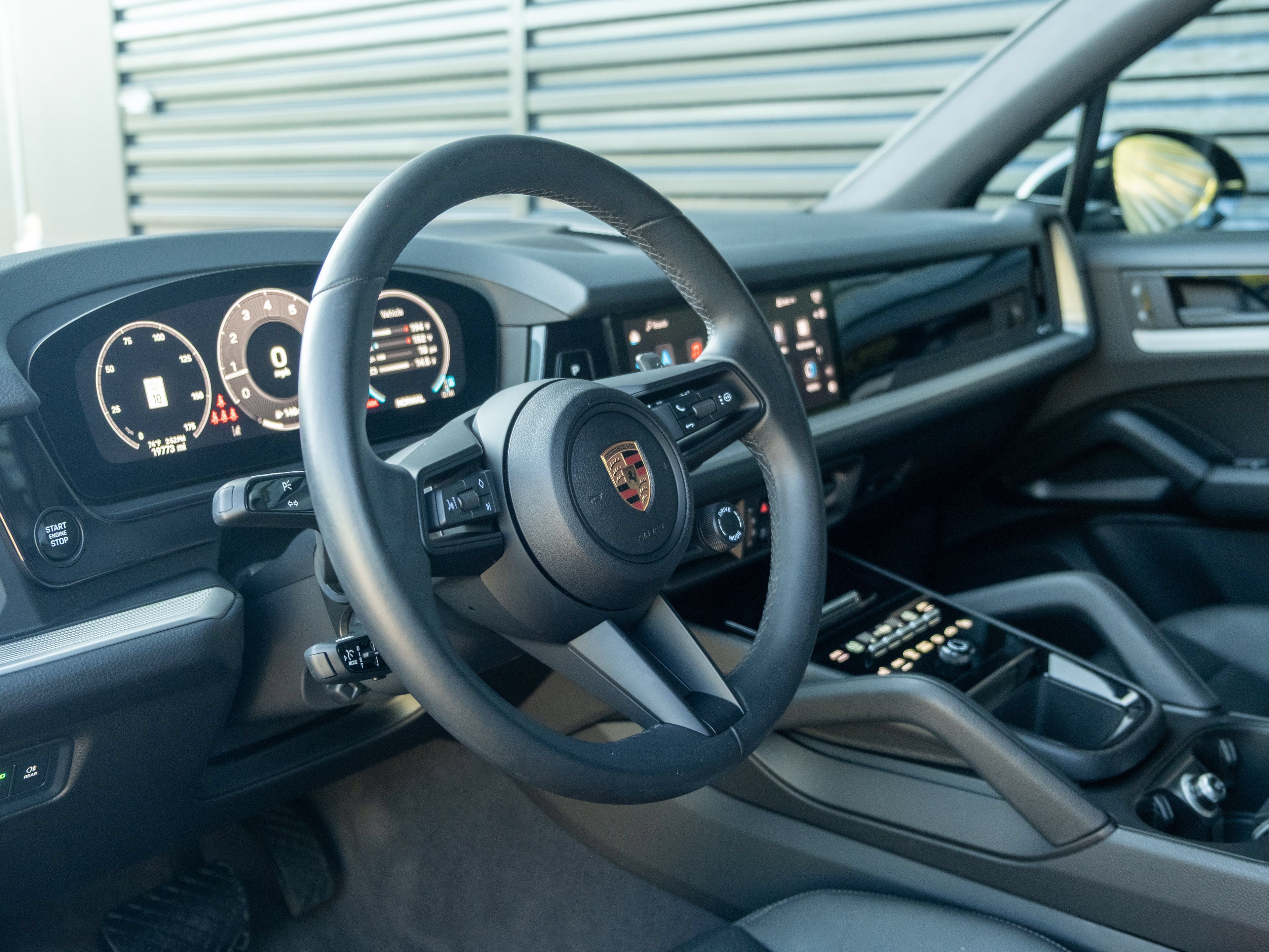 Certified 2025 Porsche Cayenne AWD/4WD image 4