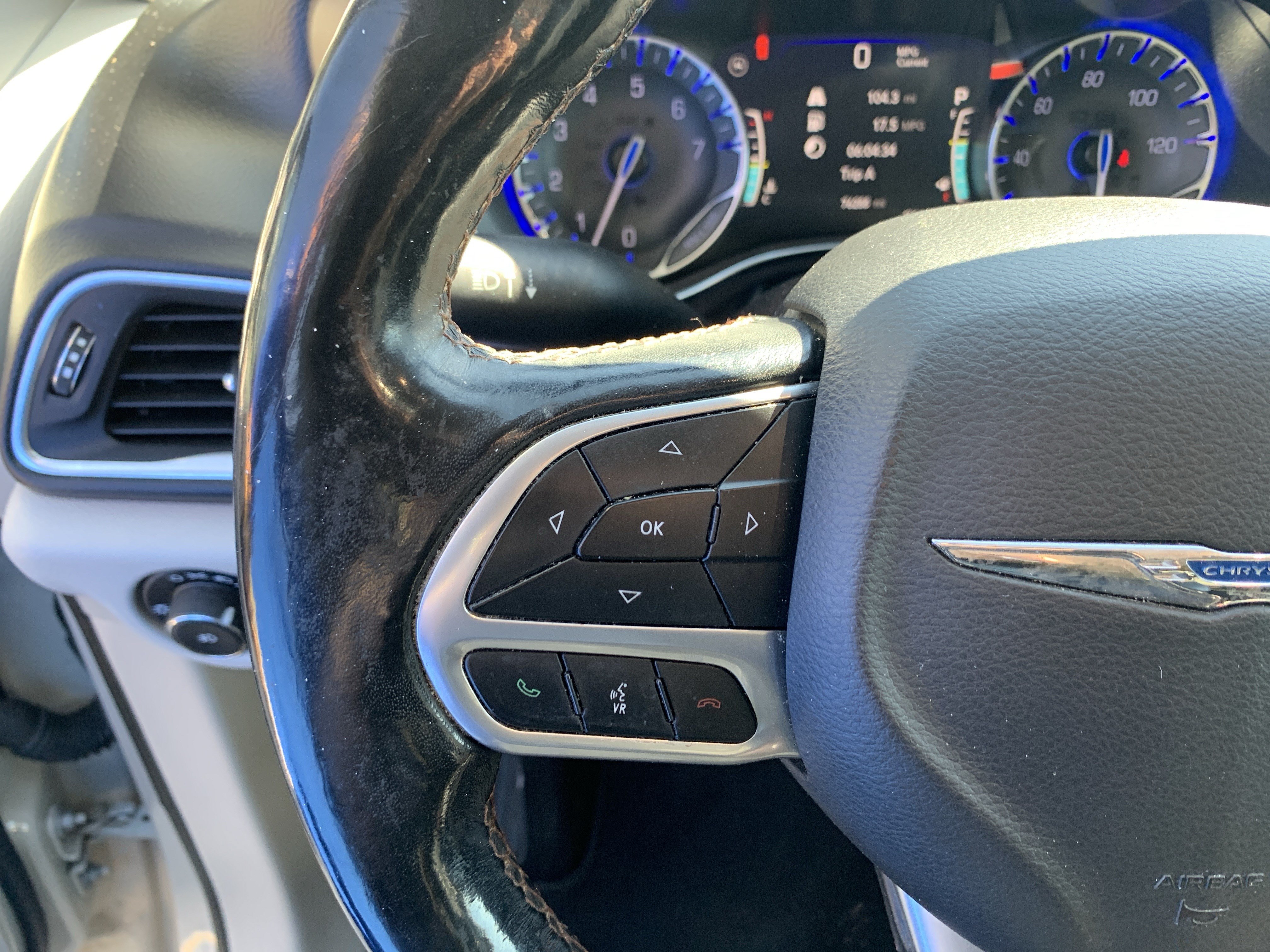 Used 2019 Chrysler Pacifica Touring-L Plus w/ Advanced Safetytec Group FWD image 19