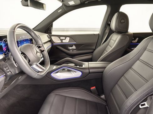 Used 2025 Mercedes-Benz GLS 580 4MATIC image 5