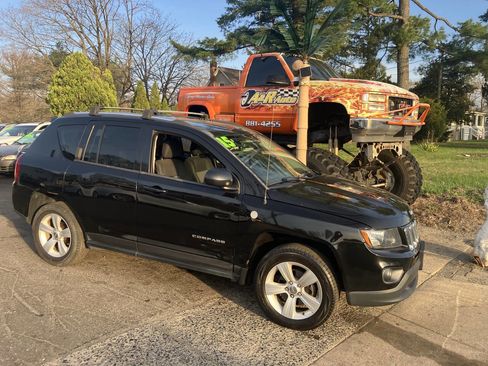 Used 2015 Jeep Compass Sport image 2