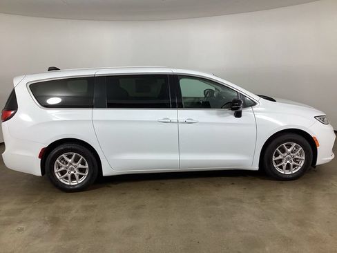 Used 2024 Chrysler Pacifica Touring-L FWD image 7