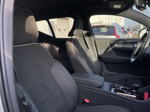 Used 2025 Volvo XC40 B5 Plus image 14
