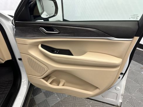 Used 2024 Jeep Grand Cherokee L Limited RWD image 16
