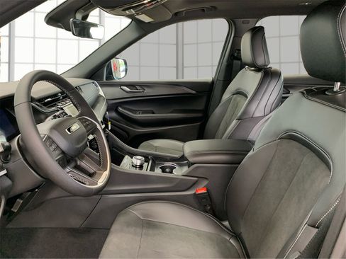 Used 2025 Jeep Grand Cherokee L Altitude image 9