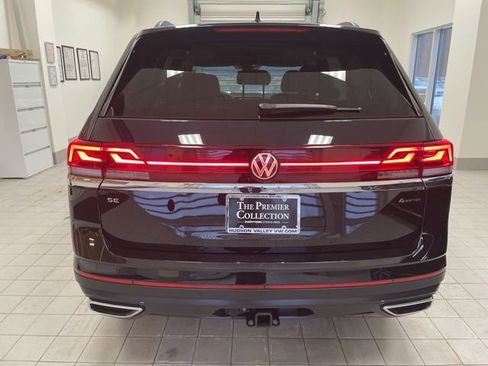 Certified 2025 Volkswagen Atlas SE image 3