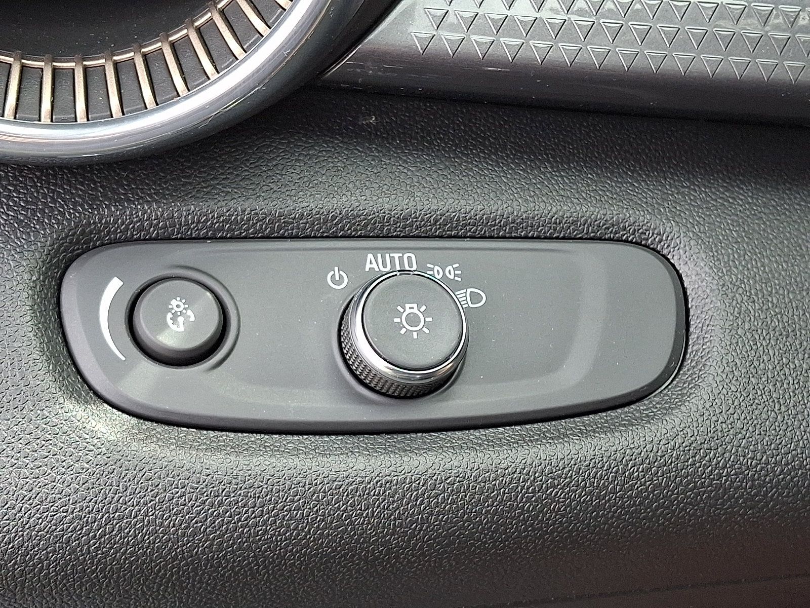 Used 2024 Chevrolet Trax ACTIV w/ Sunroof Package FWD image 28