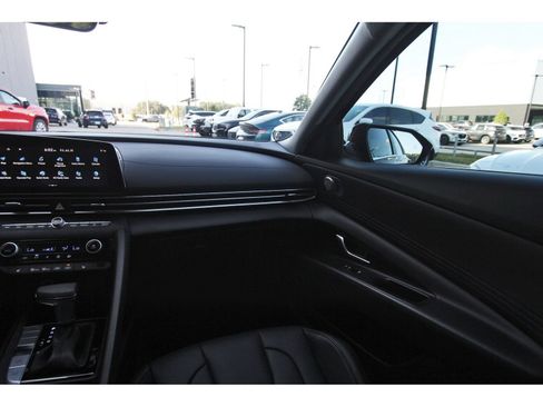 Certified 2025 Hyundai Elantra Limited FWD image 13
