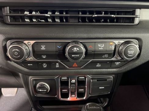 New 2025 Jeep Gladiator Sport AWD/4WD image 22