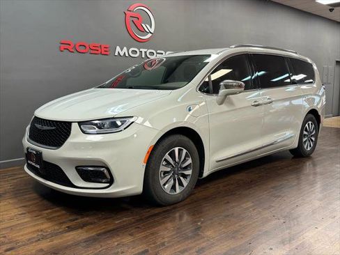 Used 2021 Chrysler Pacifica Limited w/ Premium & Safety Sphere Group FWD image 1