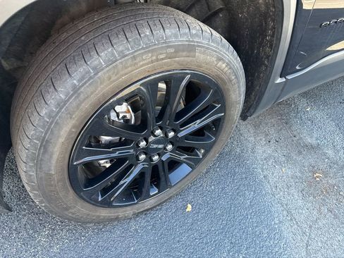 Used 2023 GMC Acadia SLE w/ Driver Convenience Package image 2