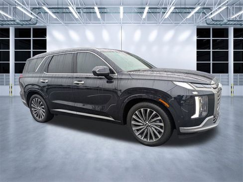 Used 2023 Hyundai Palisade Calligraphy image 2