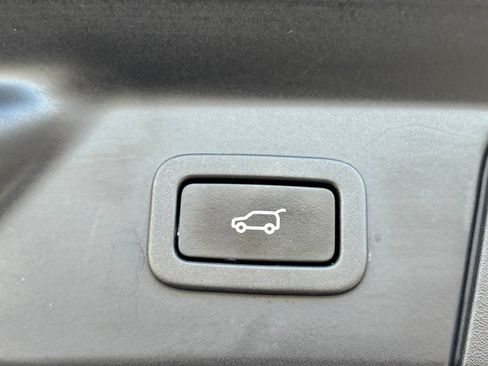 Used 2019 Land Rover Range Rover Velar R-Dynamic SE AWD/4WD image 11