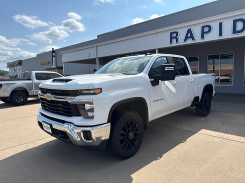 Used 2025 Chevrolet Silverado 3500 LT AWD/4WD image 3